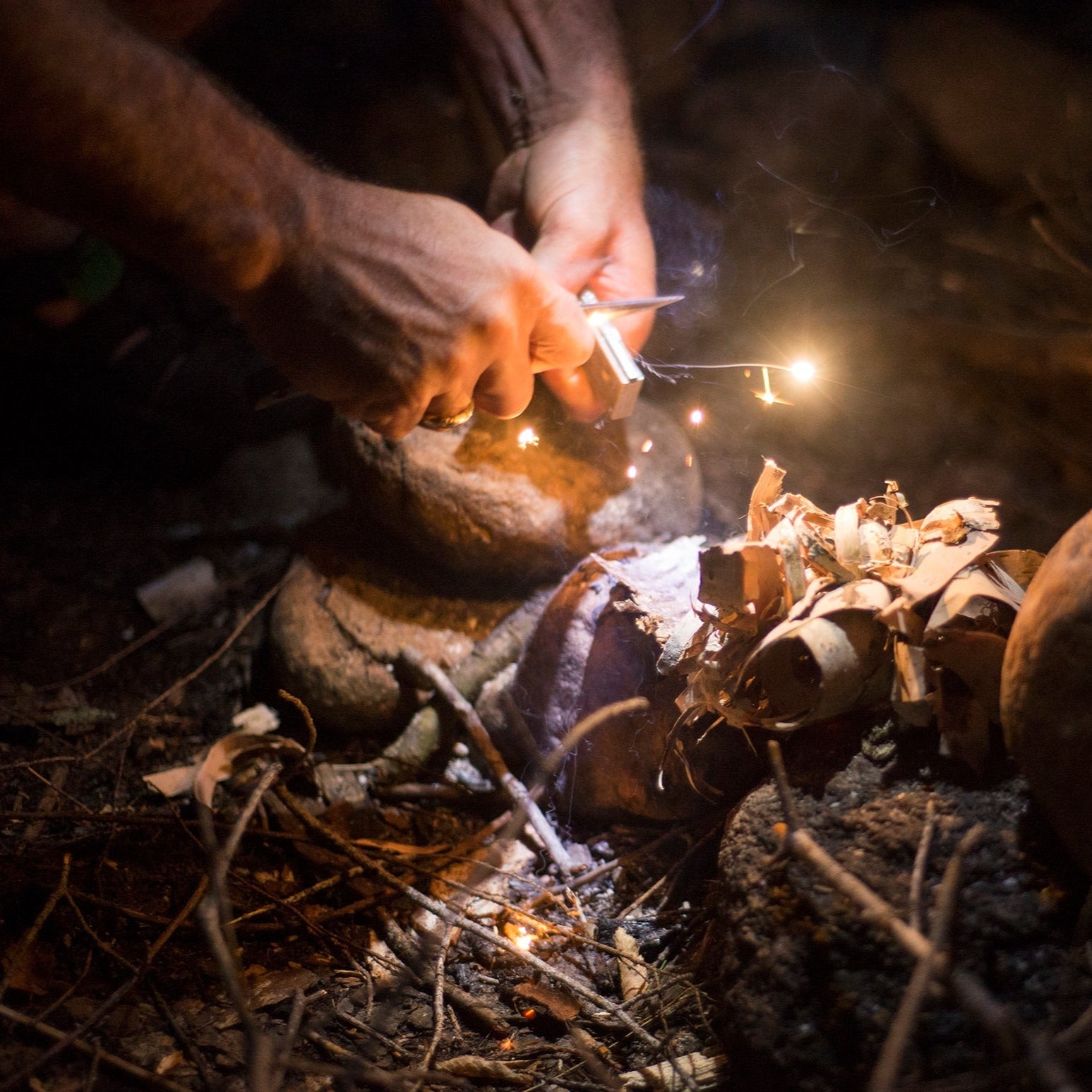 a guide uses a magesium rod to start a fire without matches